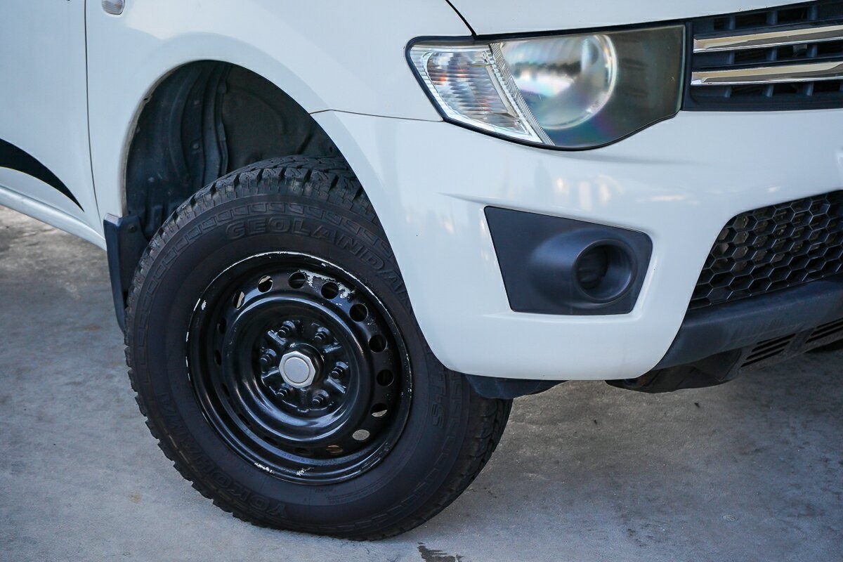Mitsubishi Triton image 2