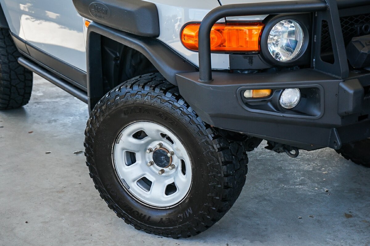 Toyota Fj Cruiser image 2
