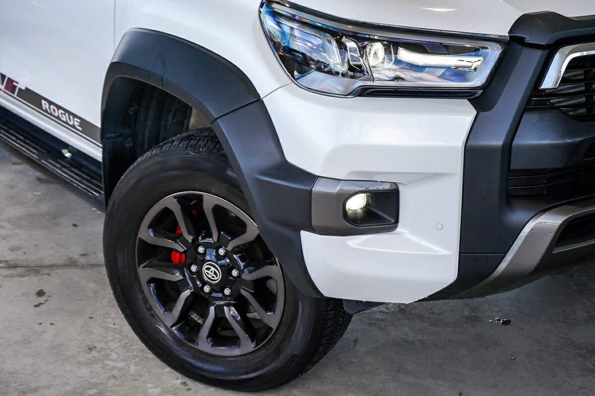Toyota Hilux image 2