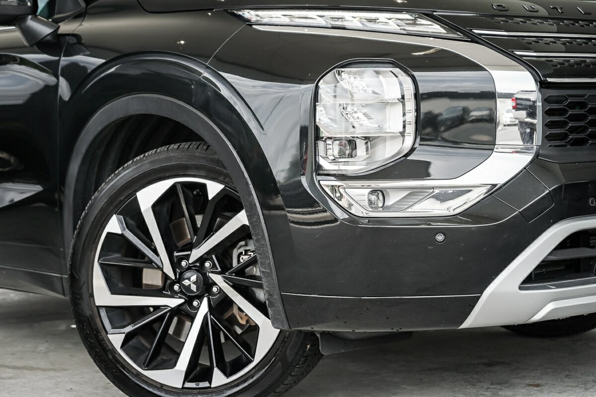 Mitsubishi Outlander image 2