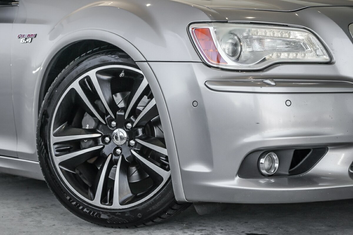 Chrysler 300 image 2