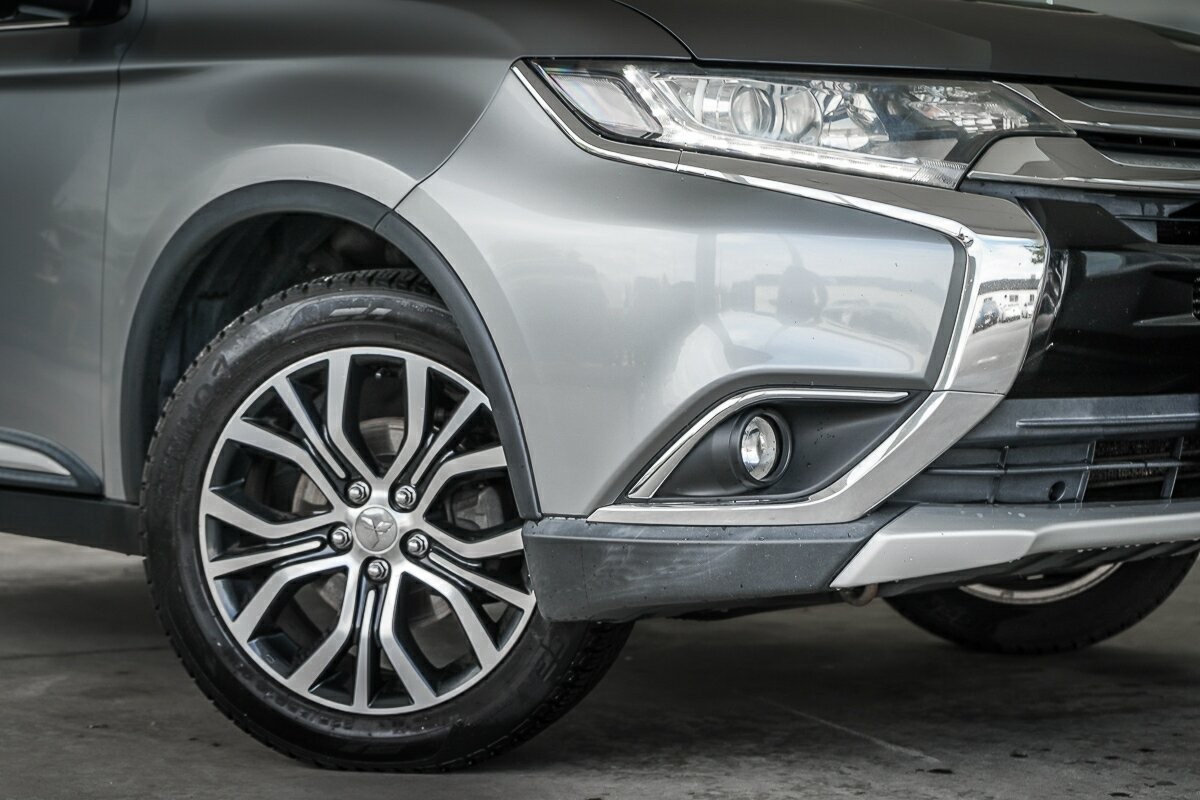 Mitsubishi Outlander image 2
