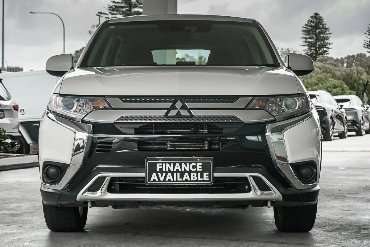 Mitsubishi Outlander image 3