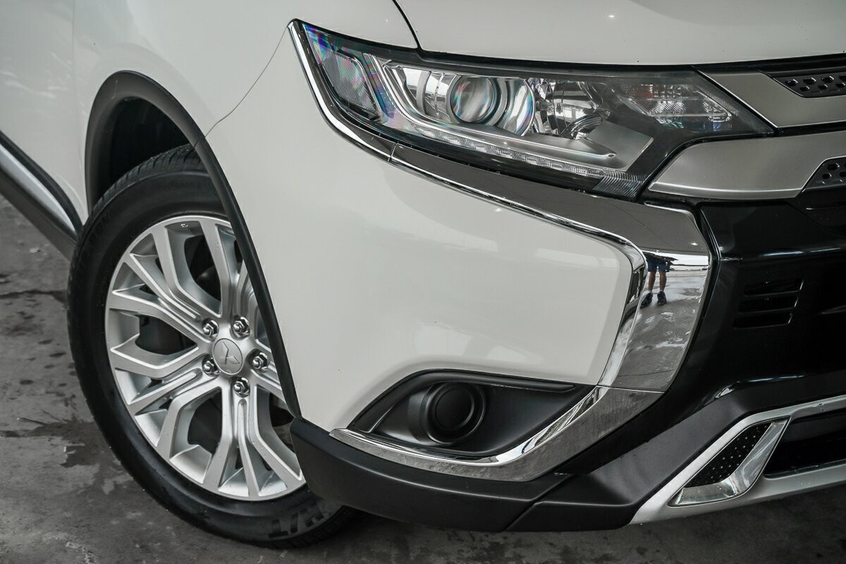 Mitsubishi Outlander image 2