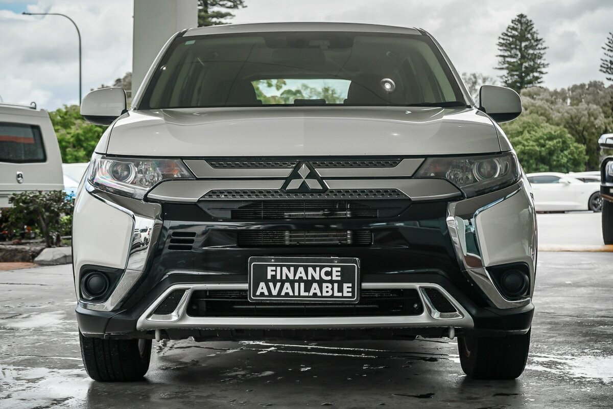 Mitsubishi Outlander image 3