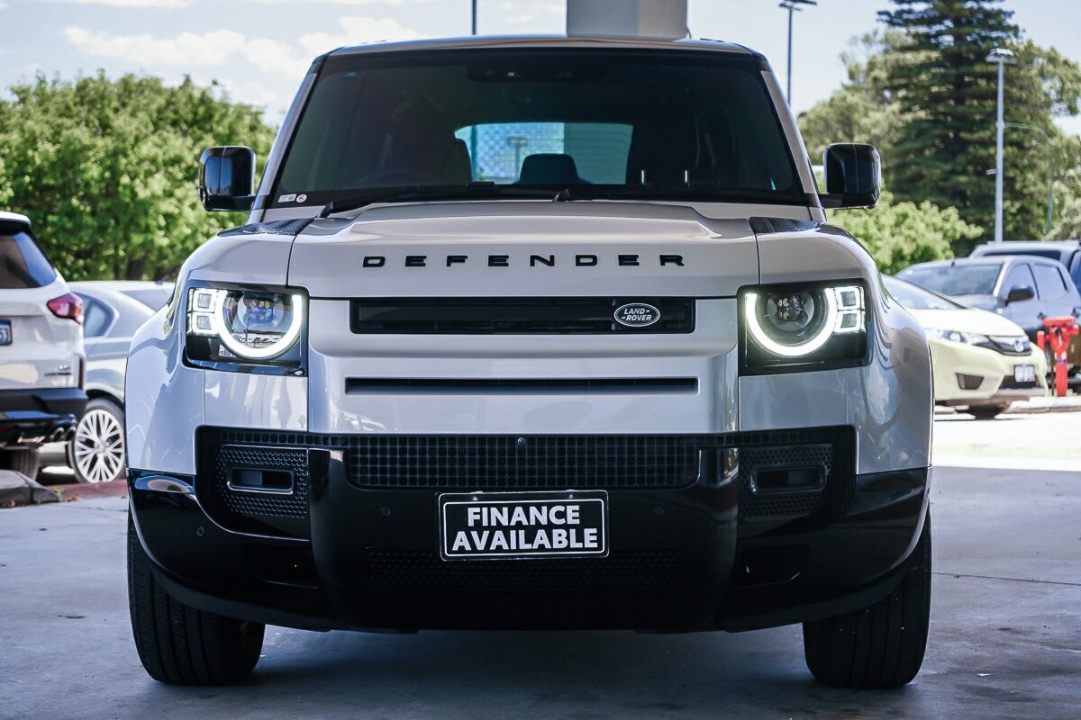 Land Rover Defender image 3