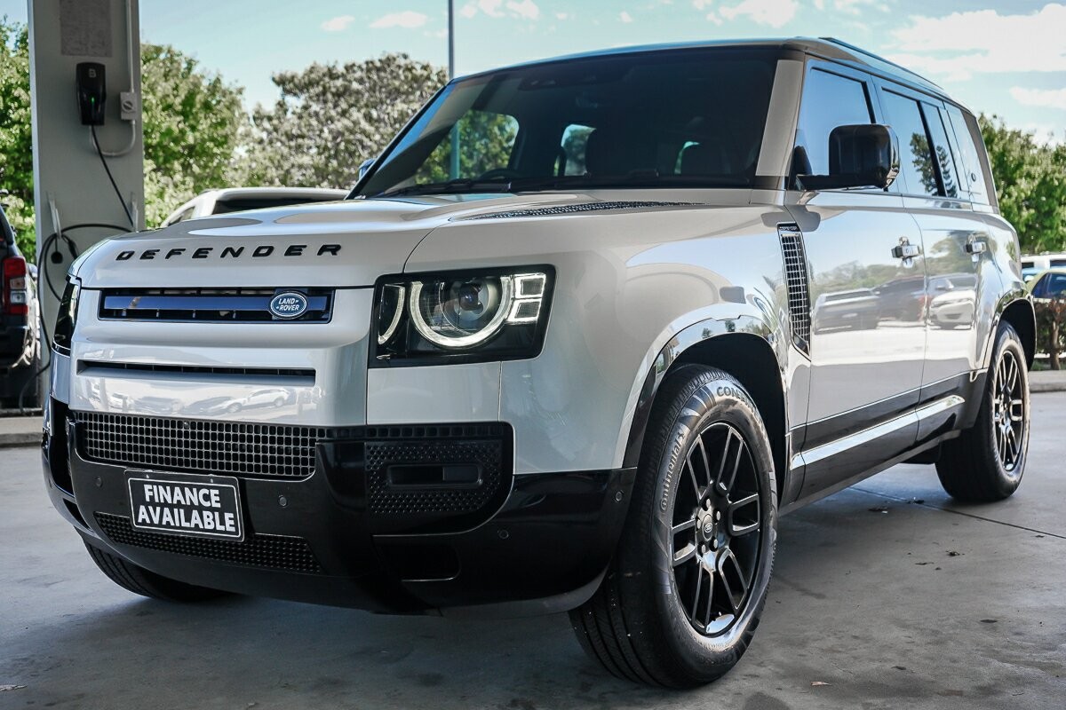 Land Rover Defender image 4