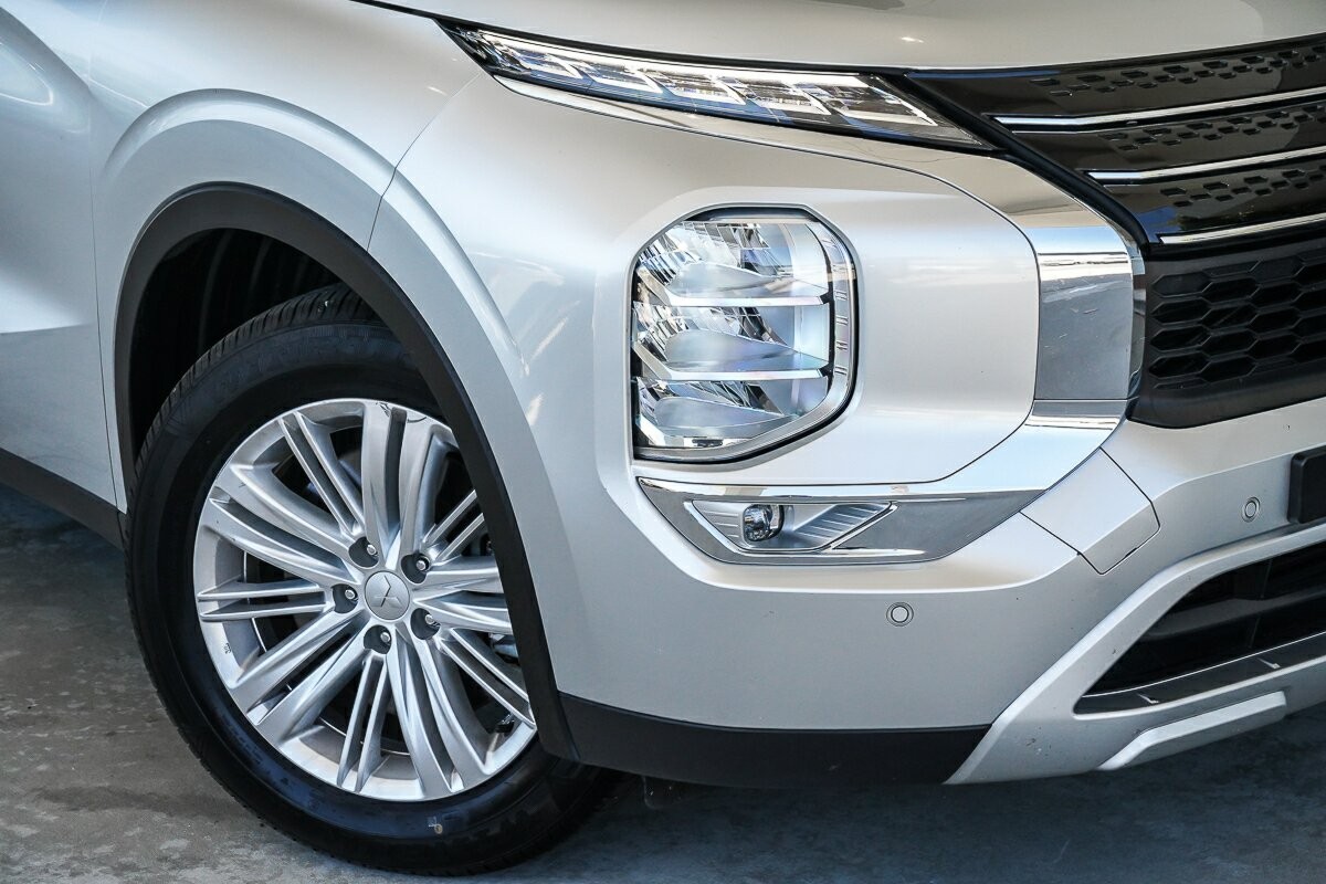 Mitsubishi Outlander image 2