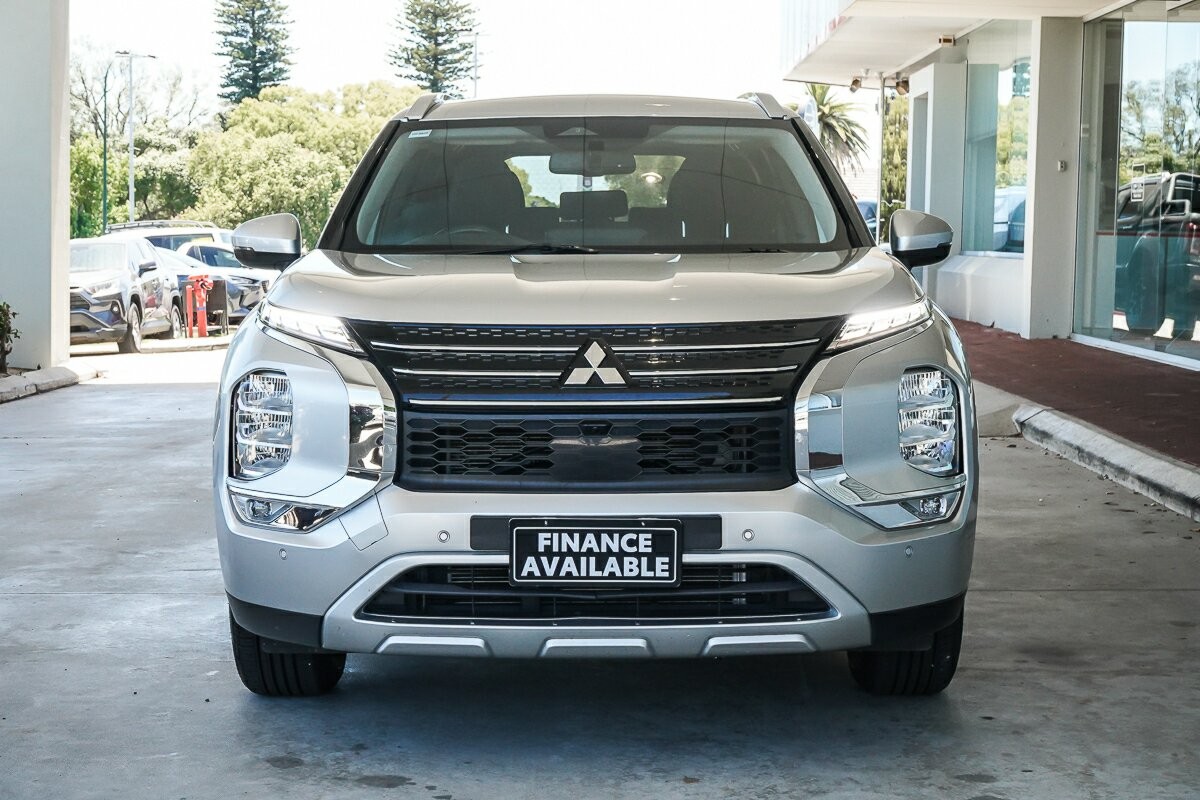 Mitsubishi Outlander image 3