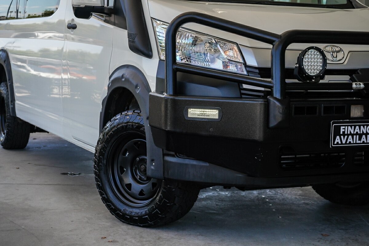 Toyota Hiace image 2