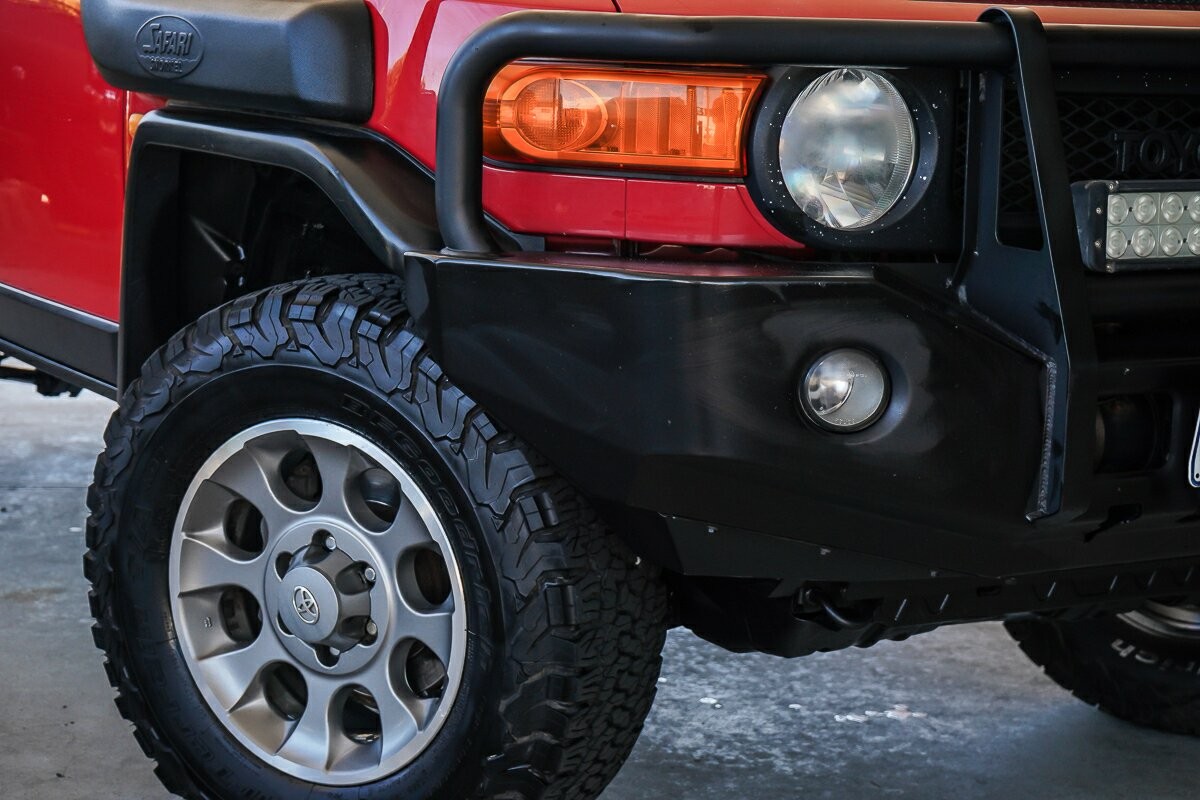 Toyota Fj Cruiser image 2