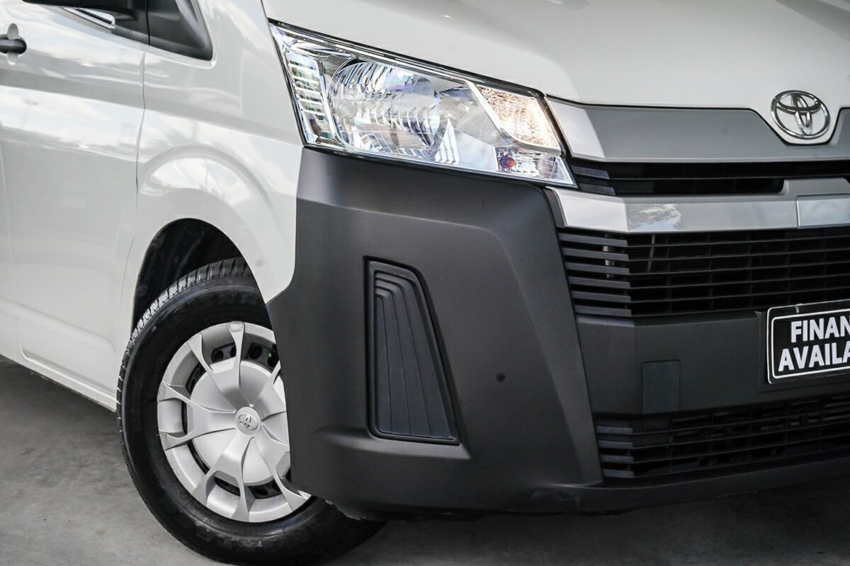 Toyota Hiace image 2