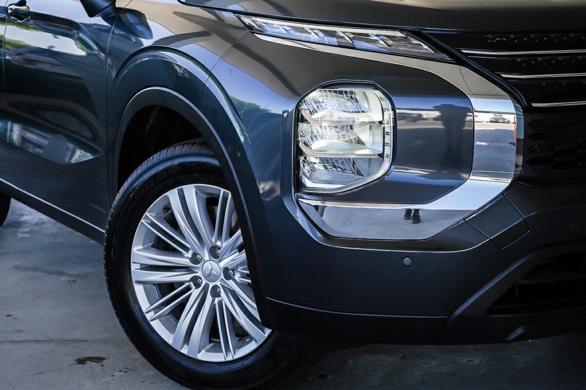 Mitsubishi Outlander image 2