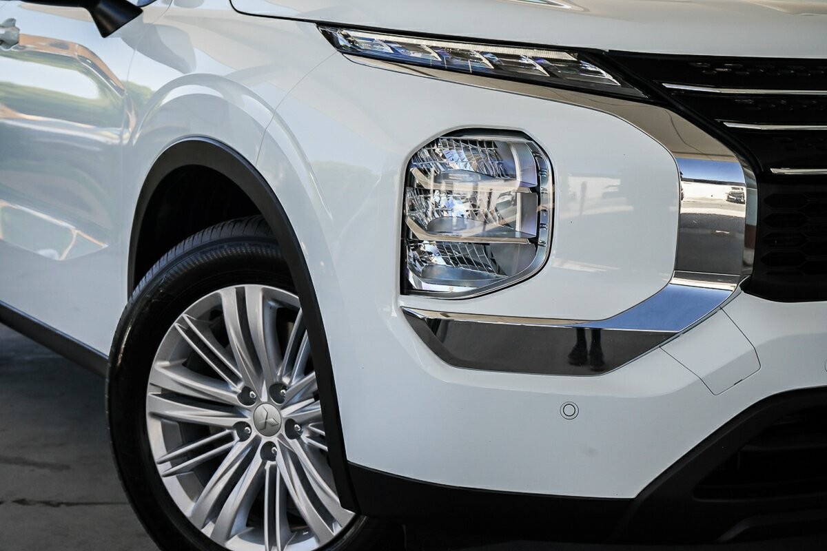 Mitsubishi Outlander image 2