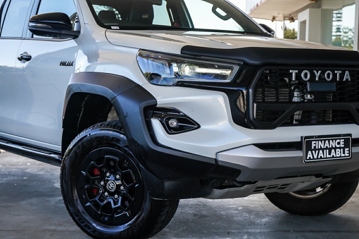 Toyota Hilux image 2