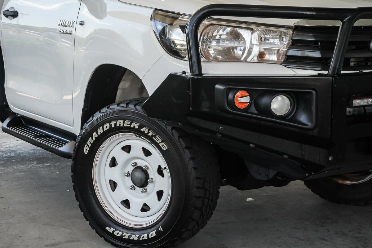 Toyota Hilux image 2