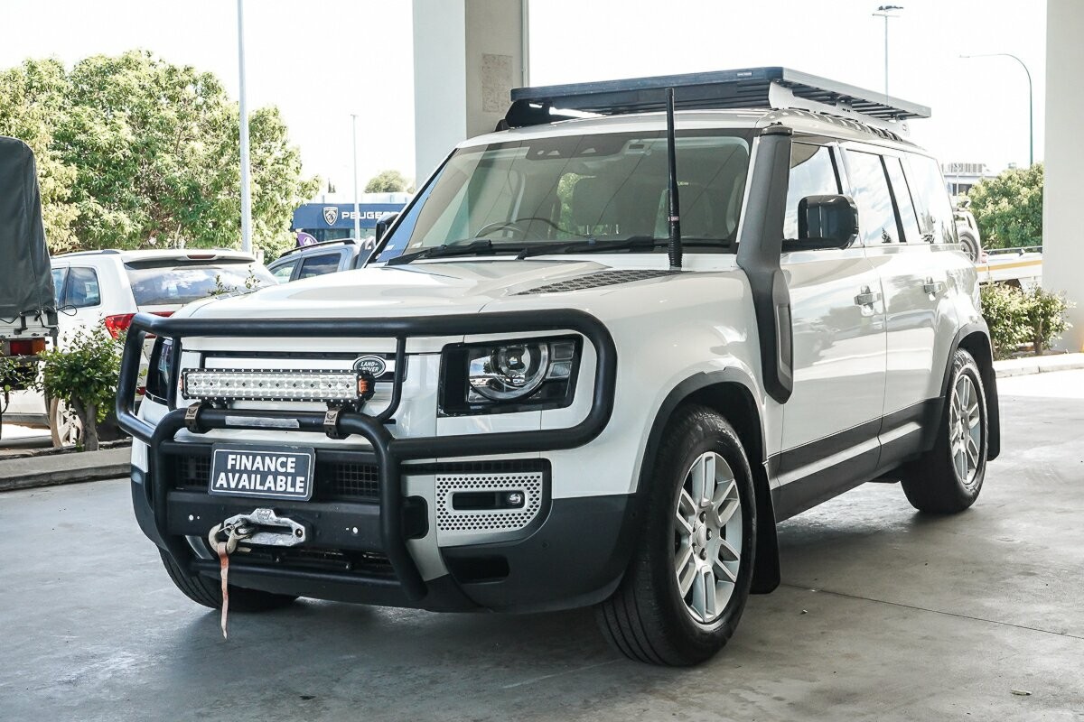 Land Rover Defender image 4