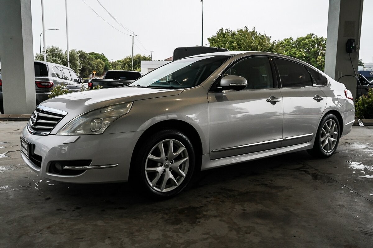 Nissan Maxima image 4