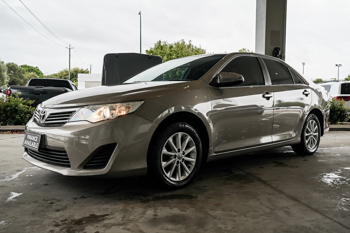 Toyota Camry image 4
