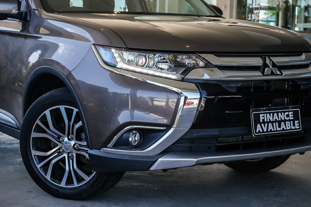Mitsubishi Outlander image 2