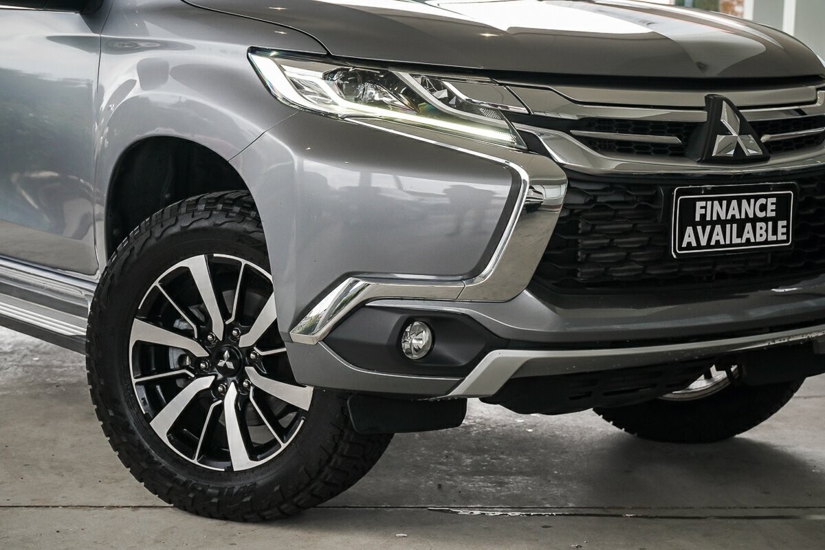 Mitsubishi Pajero Sport image 2