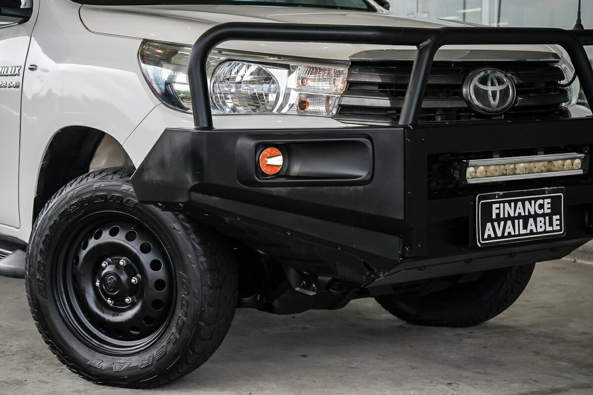 Toyota Hilux image 2
