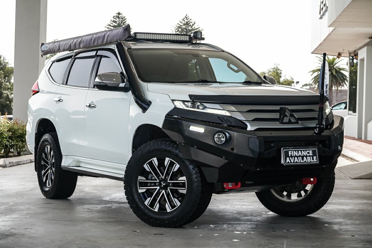 Mitsubishi Pajero Sport image 1