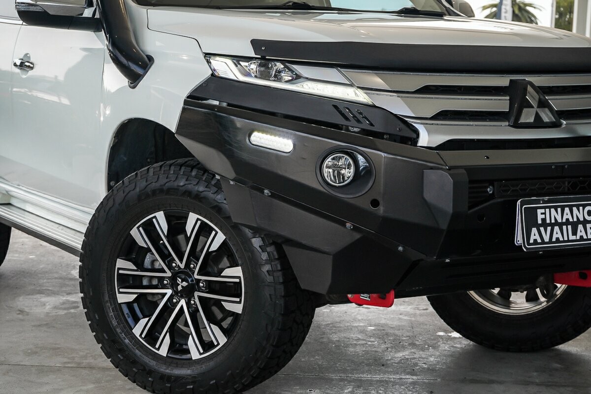 Mitsubishi Pajero Sport image 2