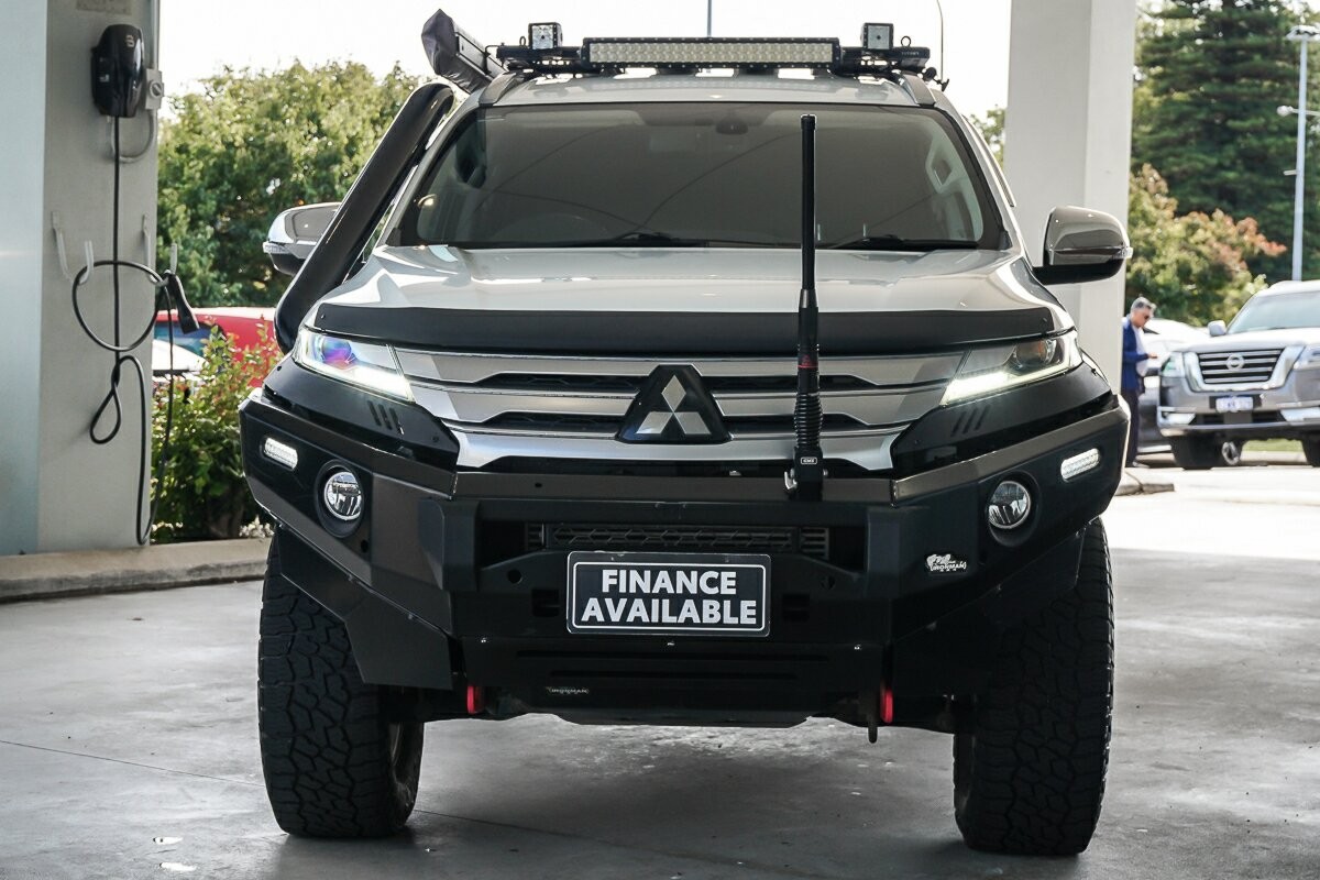 Mitsubishi Pajero Sport image 3