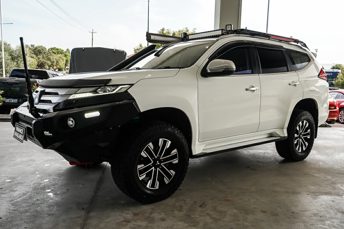 Mitsubishi Pajero Sport image 4