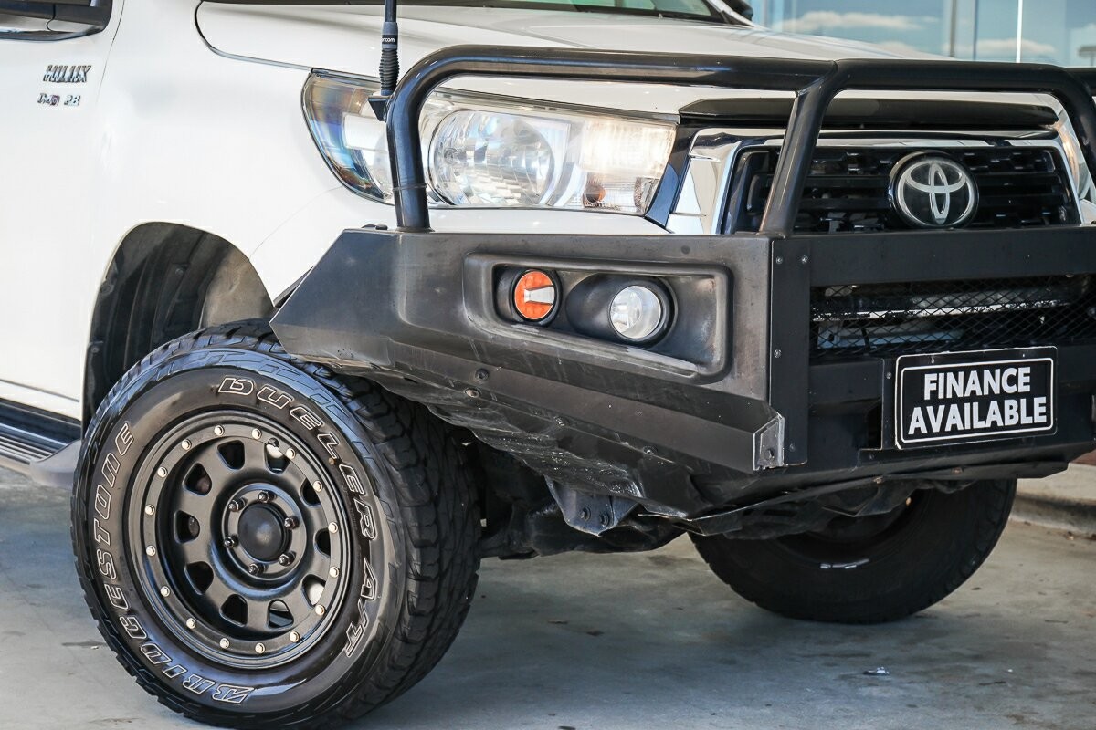 Toyota Hilux image 2