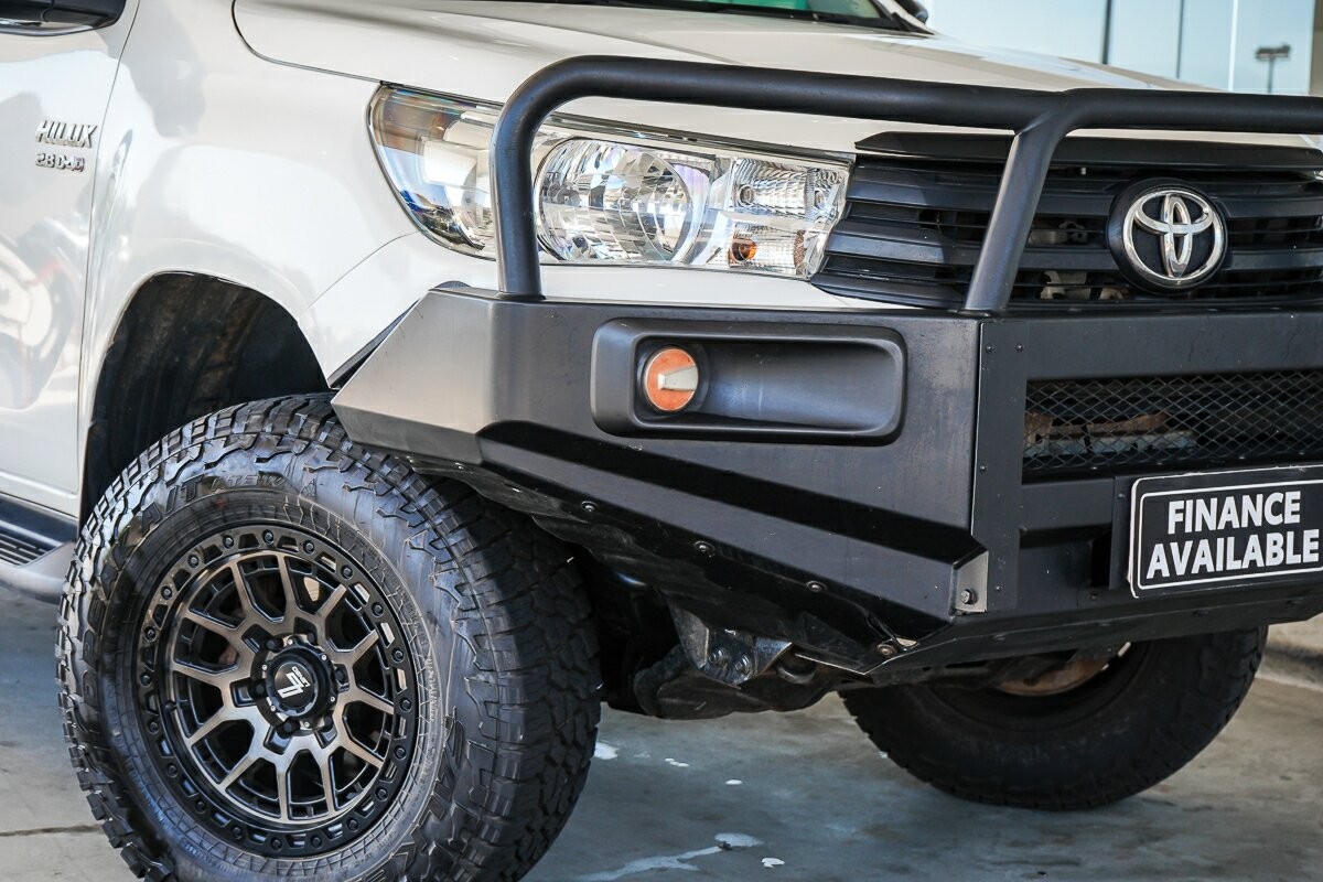 Toyota Hilux image 2
