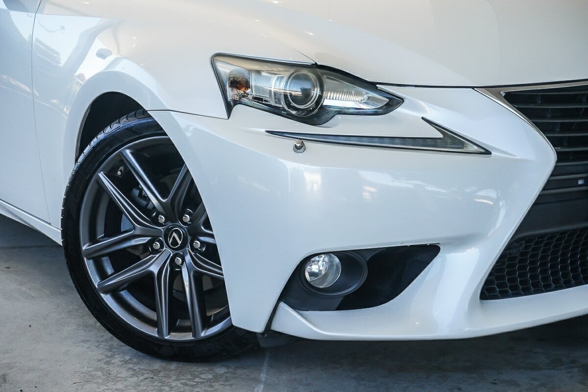 Lexus Is image 2