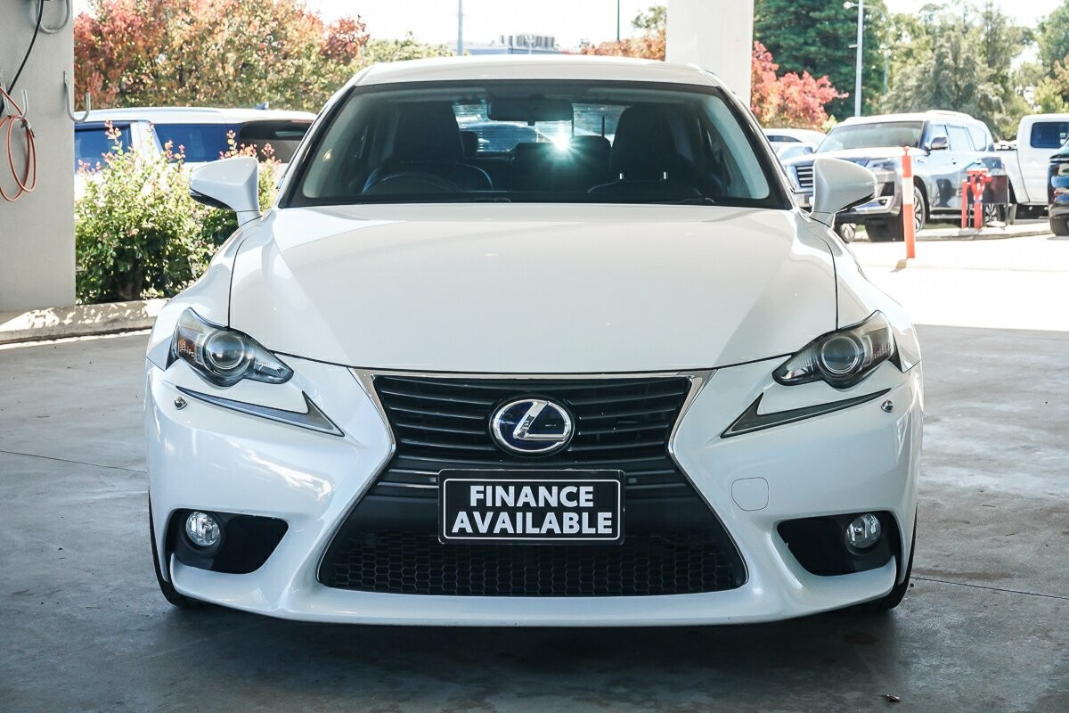 Lexus Is image 3