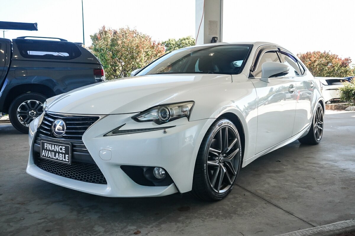 Lexus Is image 4