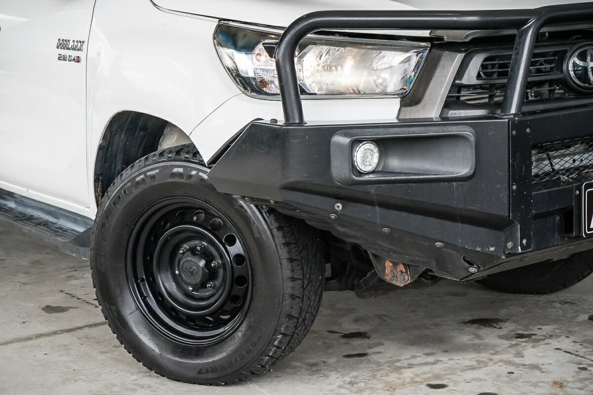 Toyota Hilux image 2