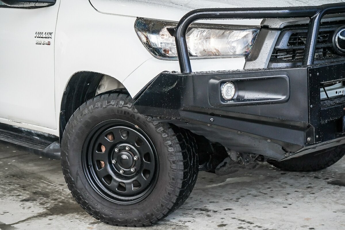 Toyota Hilux image 2