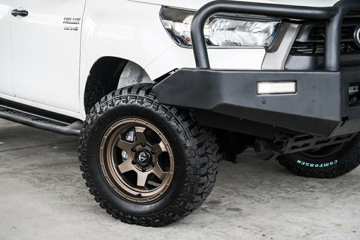 Toyota Hilux image 2