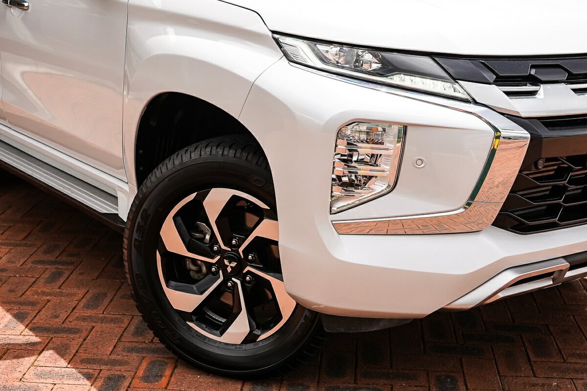 Mitsubishi Pajero Sport image 2