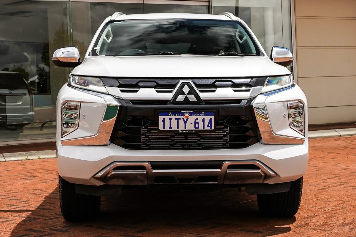 Mitsubishi Pajero Sport image 3
