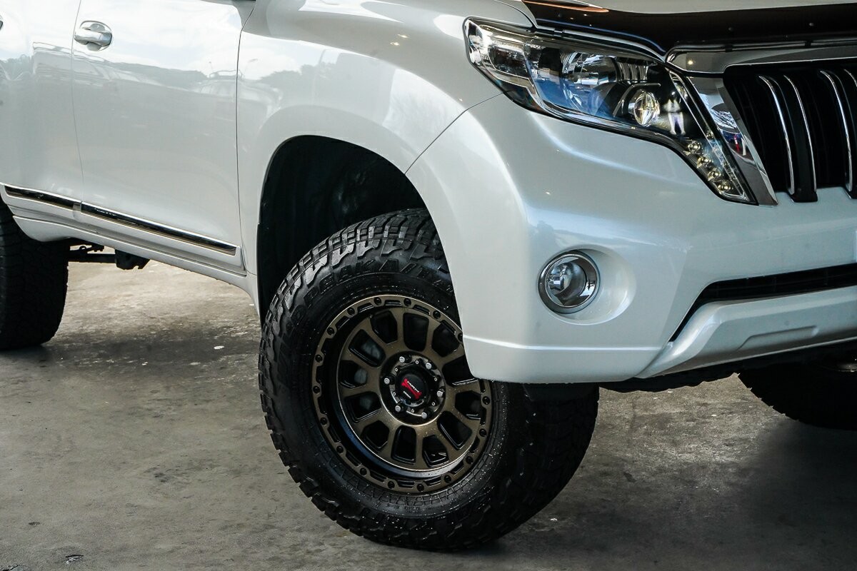 Toyota Landcruiser Prado image 2