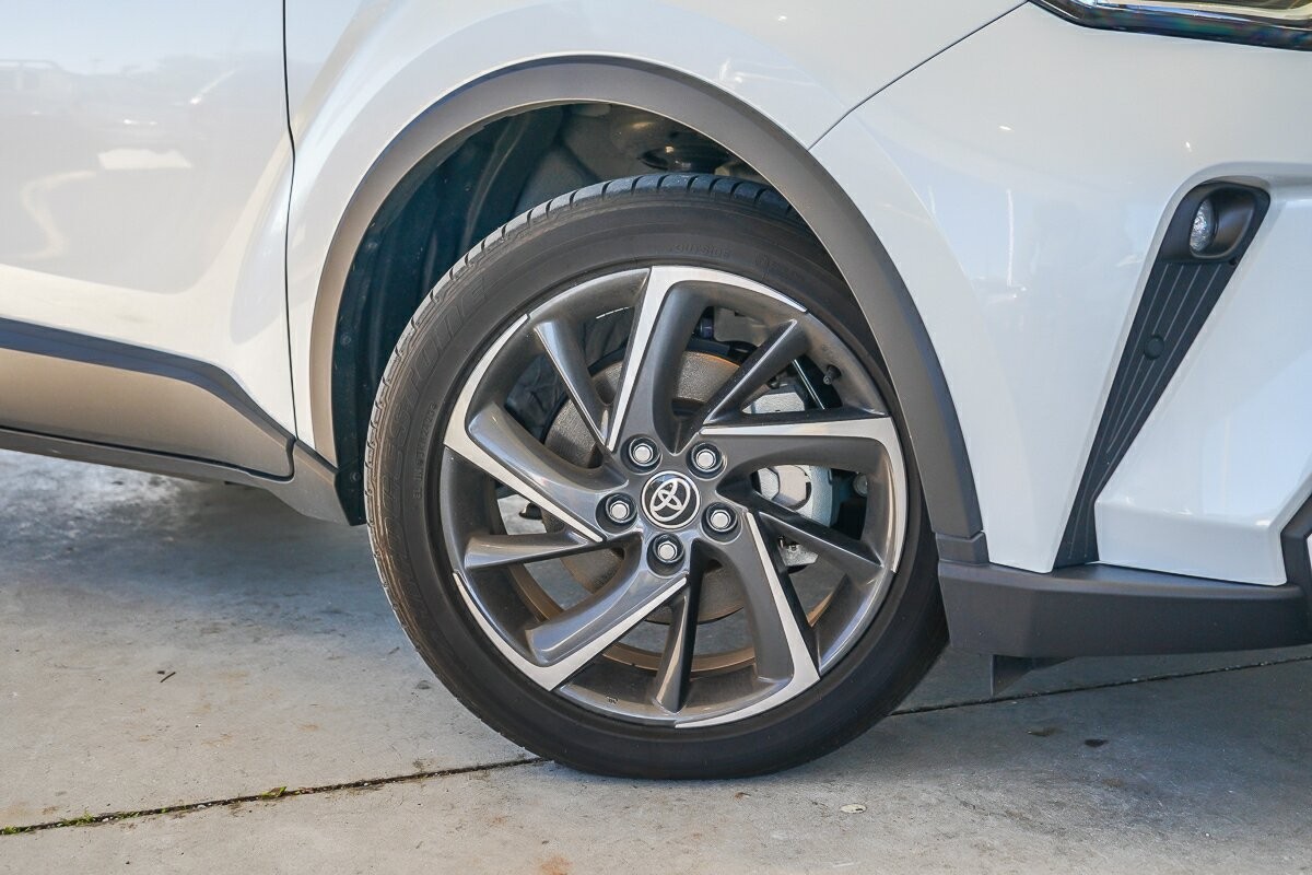 Toyota C-hr image 2