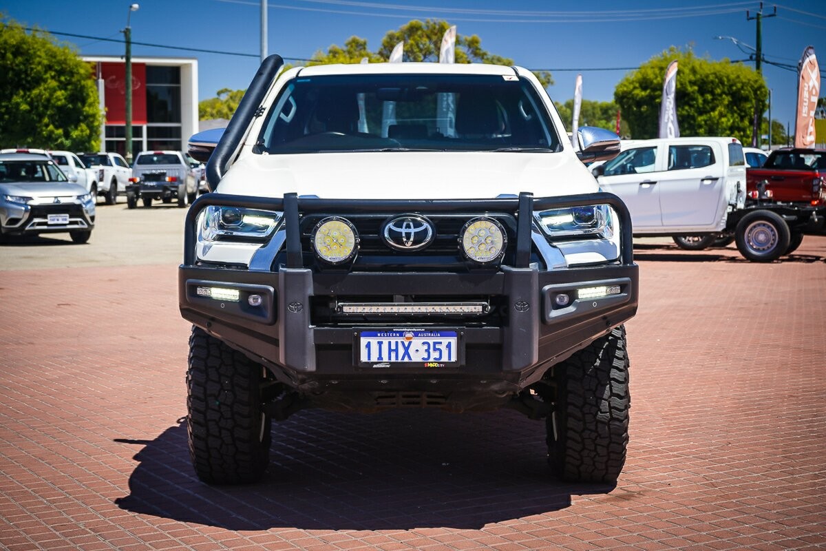 Toyota Hilux image 2