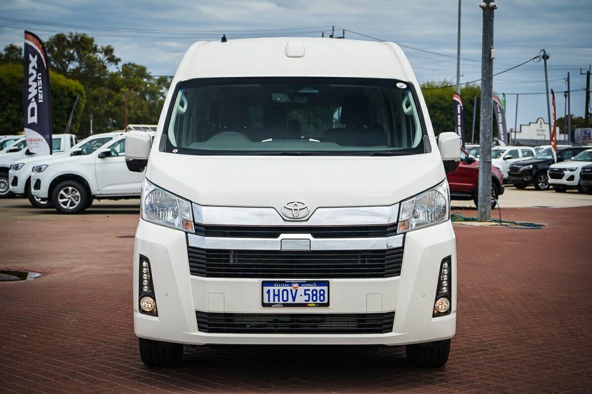 Toyota Hiace image 2