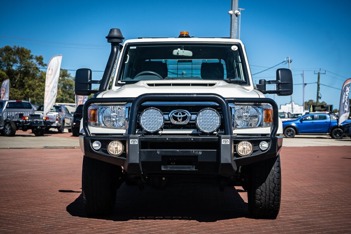 Toyota Landcruiser image 2