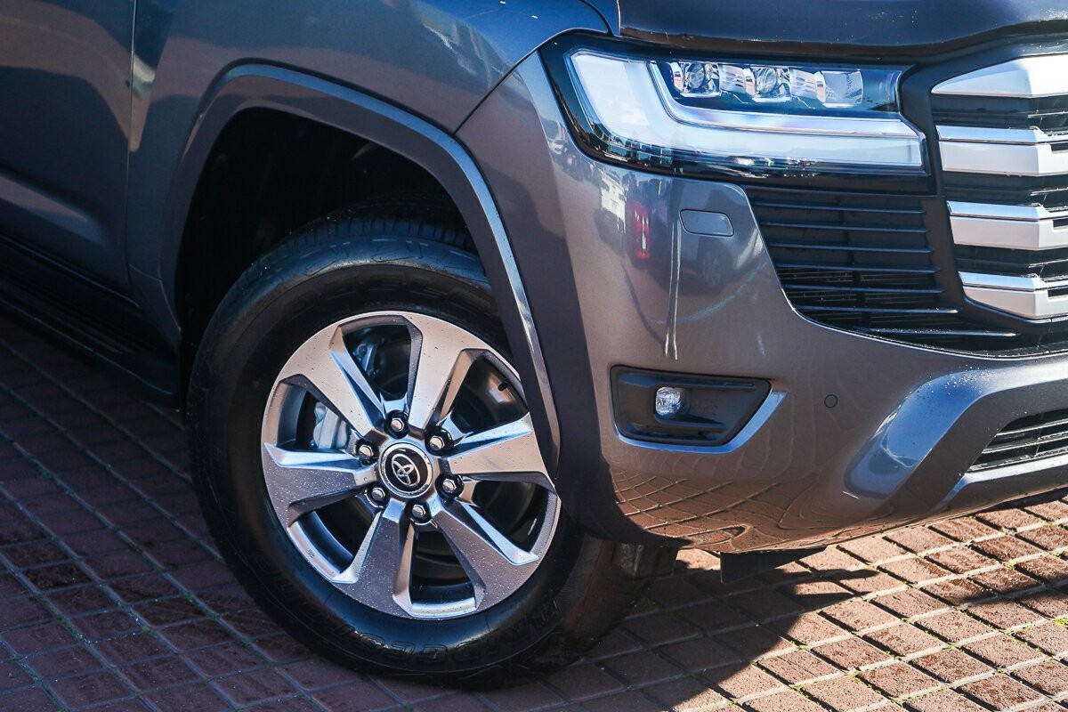 Toyota Landcruiser image 2