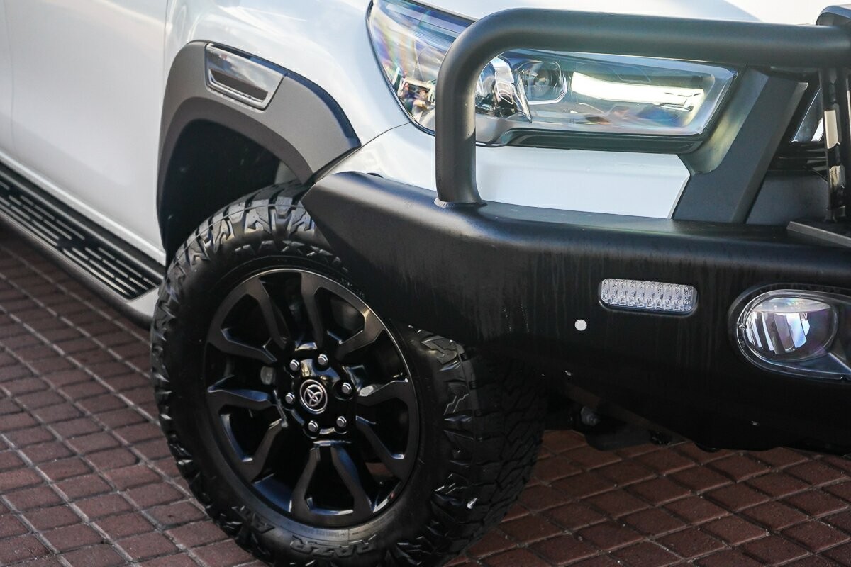 Toyota Hilux image 2