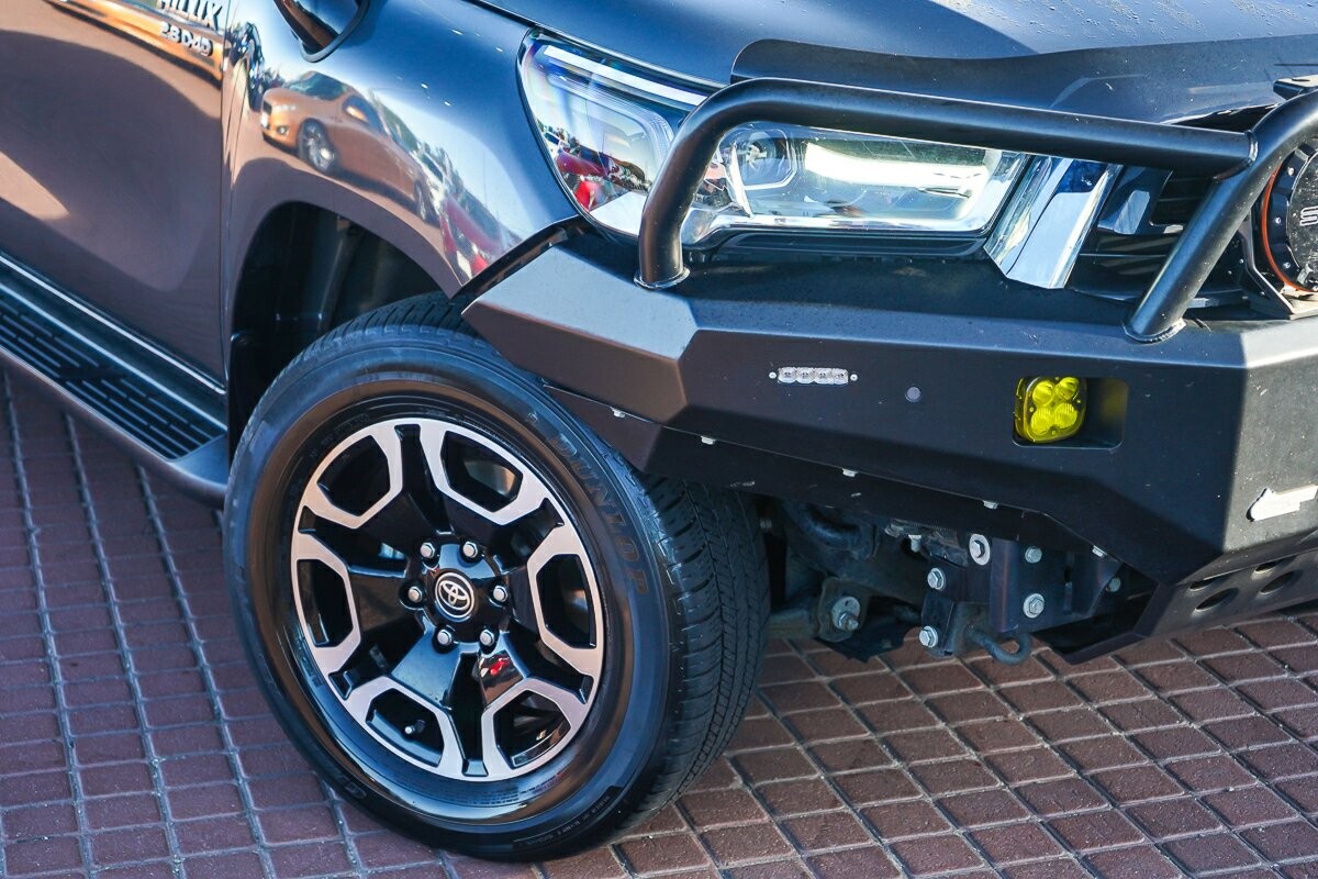 Toyota Hilux image 2