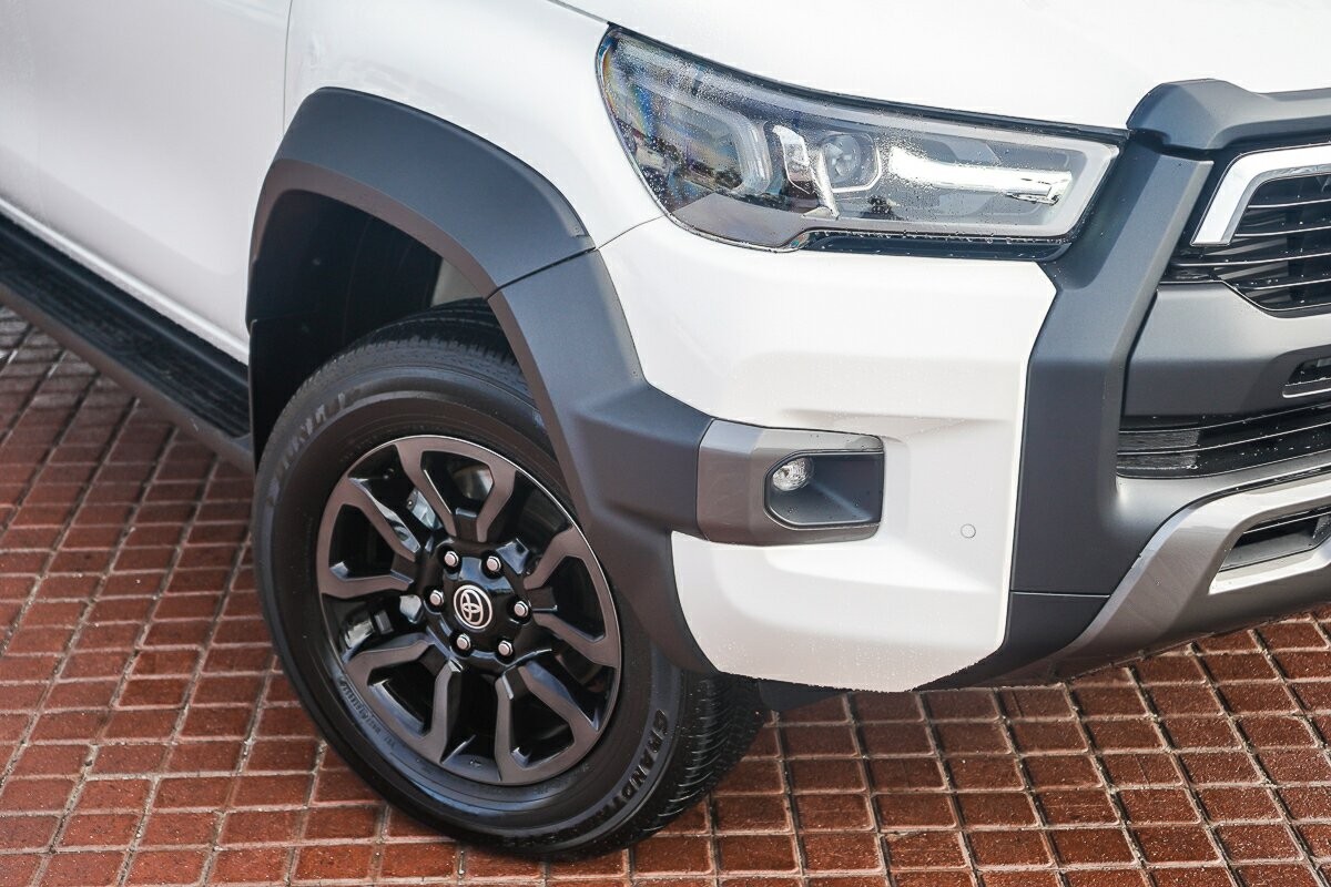 Toyota Hilux image 2