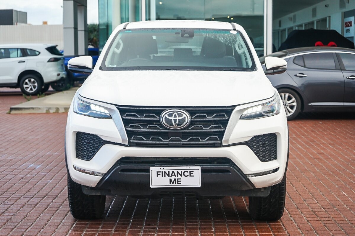 Toyota Fortuner image 3